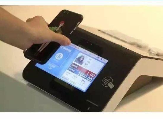 該校學生演示如何使用電子校園卡進行掃碼支付。校方提供